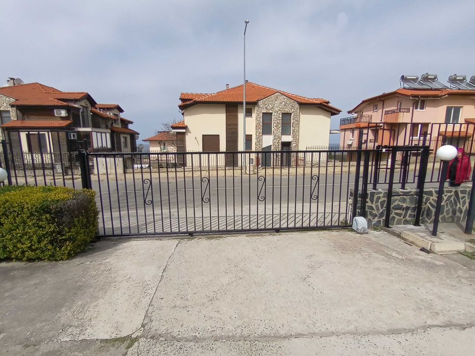 Метални входни врати и портали от гладко и ковано желязо