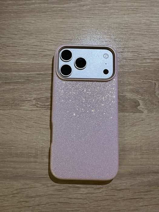 Блестящ розов кейс за iPhone 17 Pro Max.