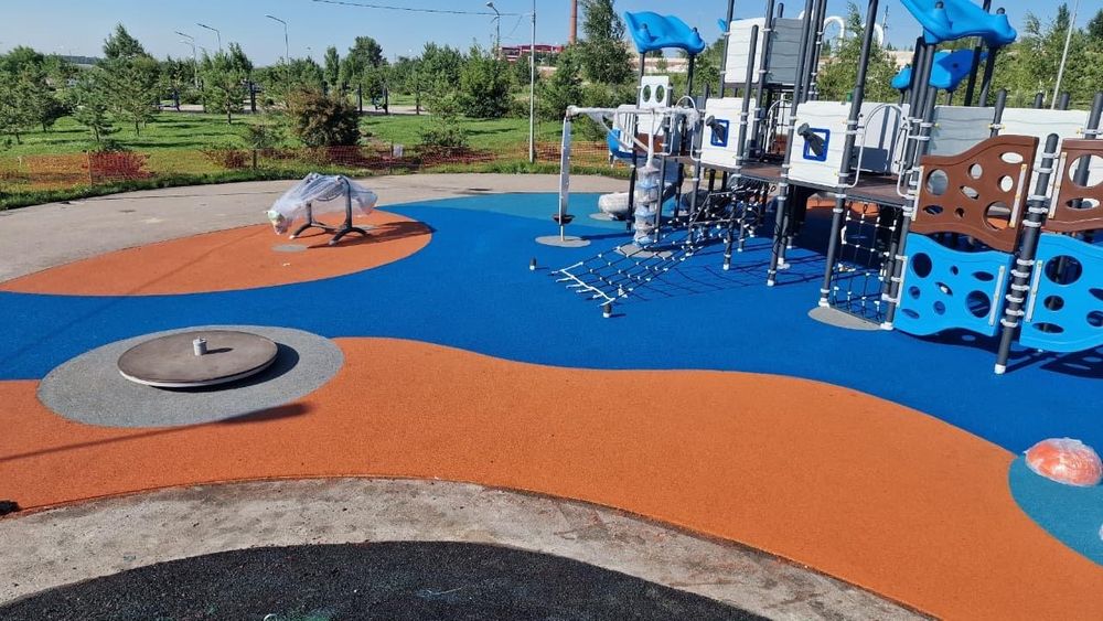 Резиновое покрытие тартан крошка укладка резиновой покрытия