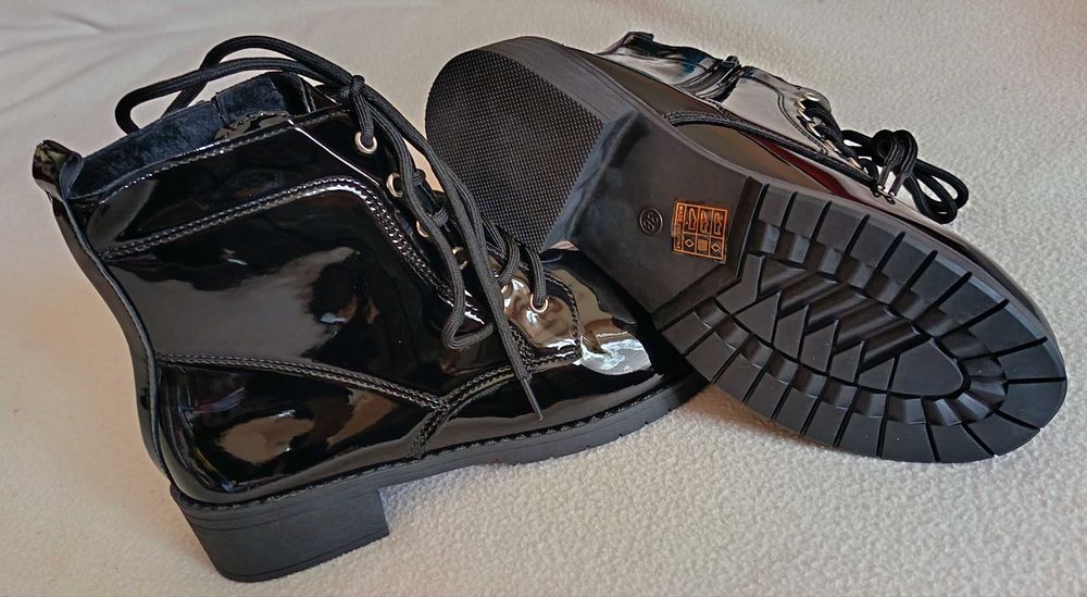 Дамски нови черни лачени боти