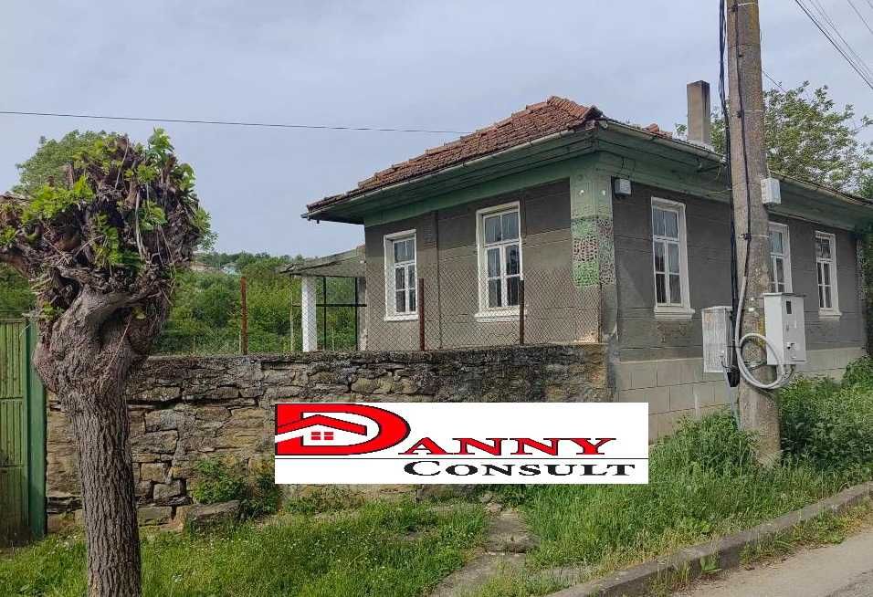 Едноетажна къща за продажба в с. Родина