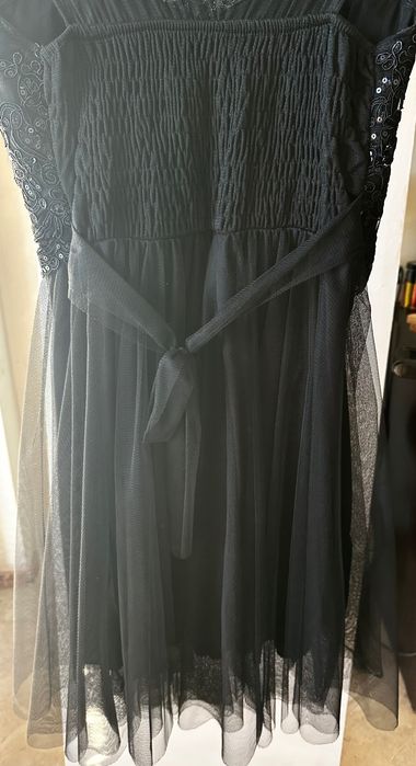 Черна рокля с паети и тюл