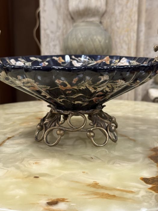 Fructiera din portelan si elemente bronz