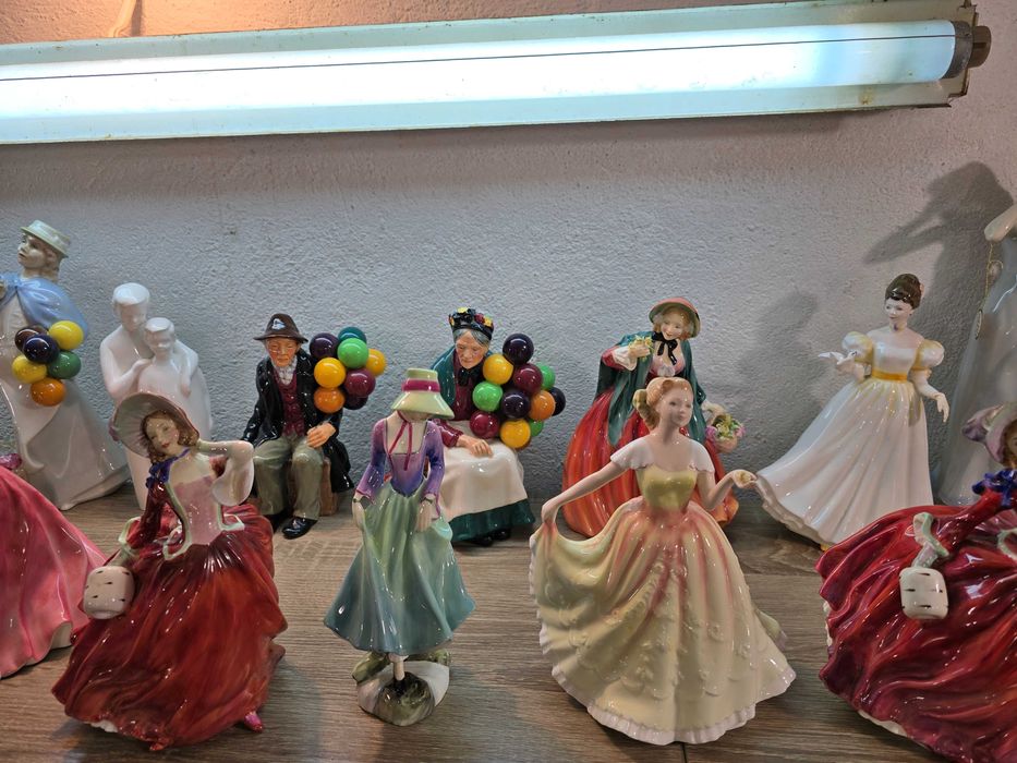 Над  30 броя  - порцеланови кукли Royal Doulton !!!