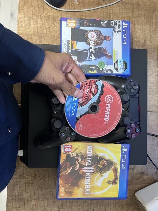 Play station 4 pro 1 tb