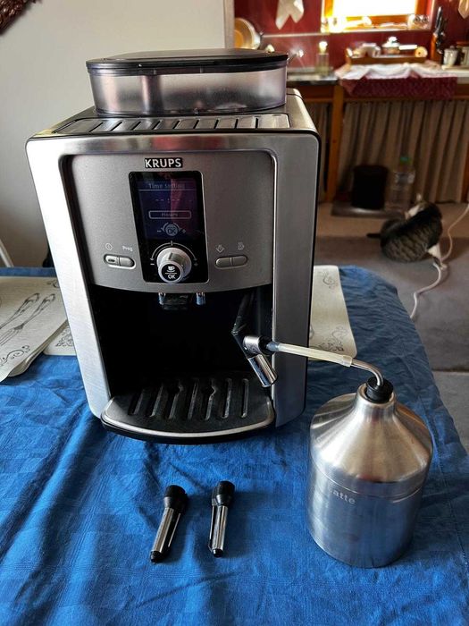 Vand expresor de cafea Krups in stae perfecta de functionare.
