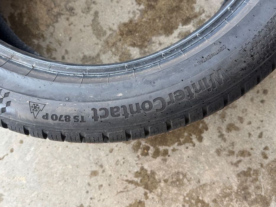 Vând 2 anvelope 215/50/18 continental de iarnă ca noi