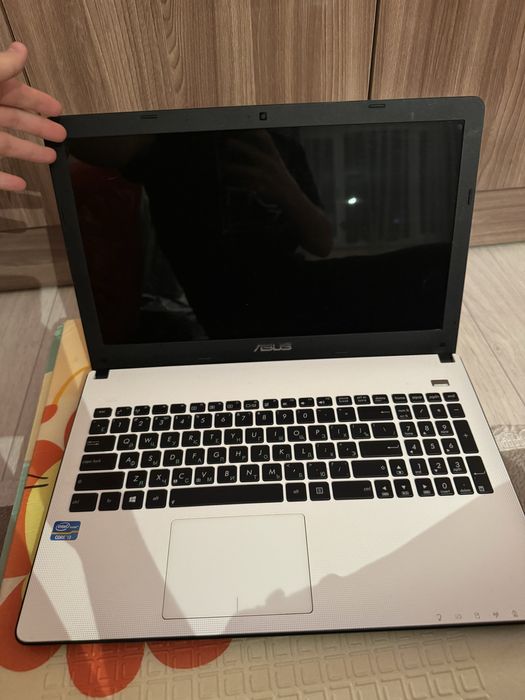 Белый ноутбук Asus