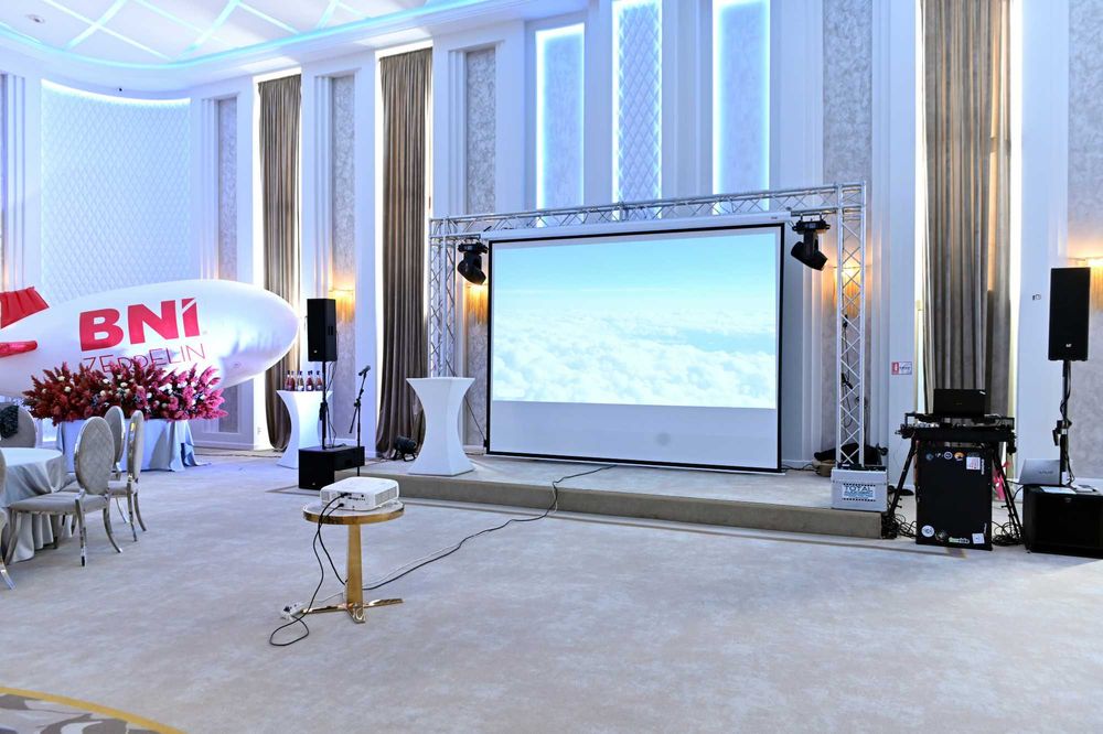 Închirieri Videoproiector,TV smart,ecrane,lavaliere,sistem traducere