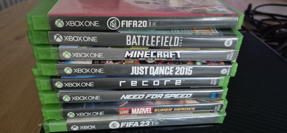 Xbox one cu kinect,  doua controlere  cu acumulator si doc de încărcare plus  8 jocuri