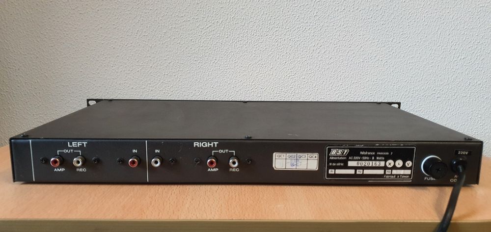 Vând egalizator cu 2x15 corecții pe canal