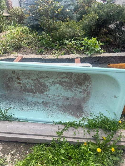 Продам 2 ванны  чугунная