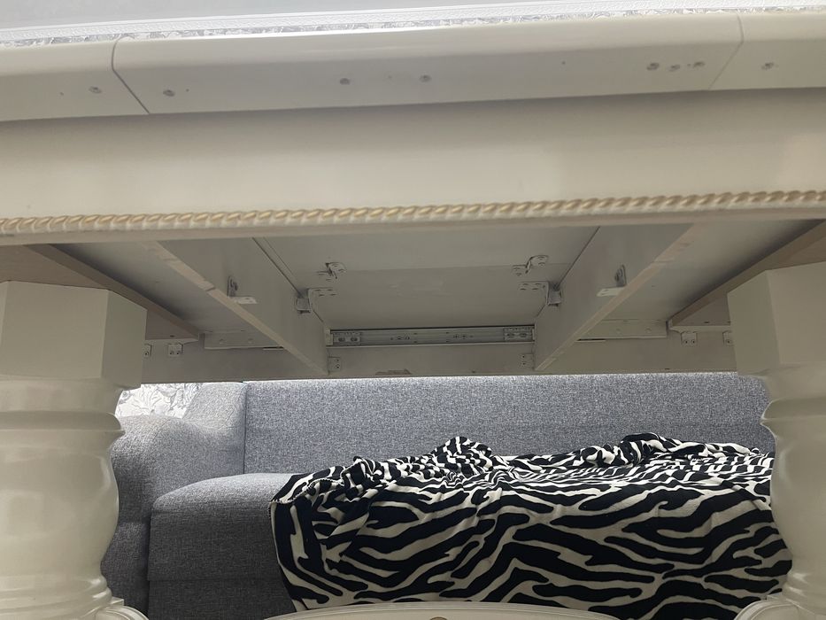 Продам стол в отличном состоянии.