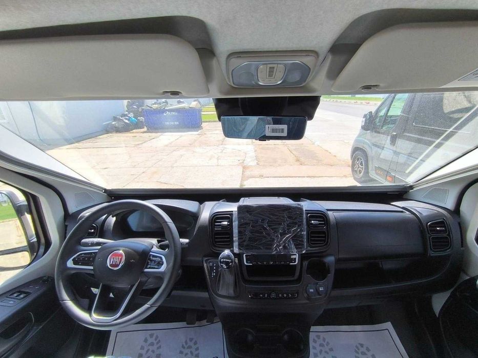 Autorulota CamperVan Premium Globe Traveller VoyagerZ-automat 4 locuri