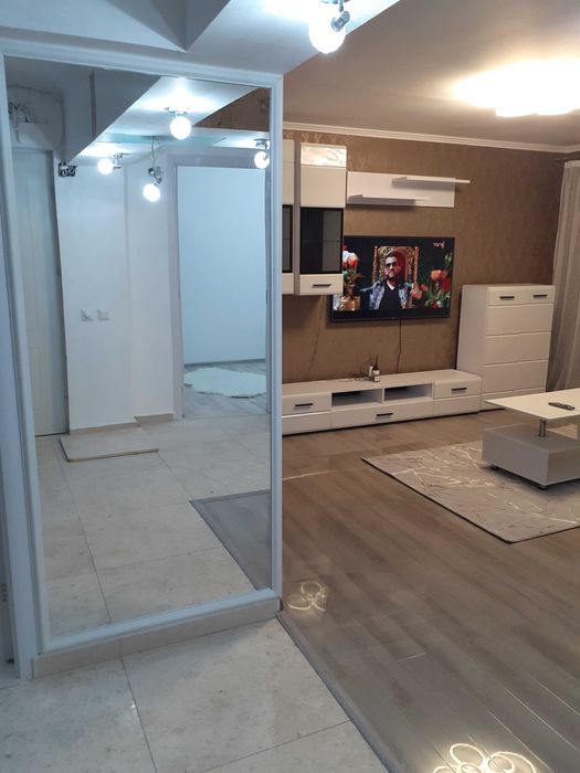 Închiriez apartament  3 camere decomandat in centru lăngă Primărie  .