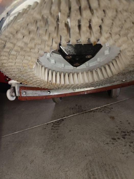 Акумулаторна подопочистваща машина