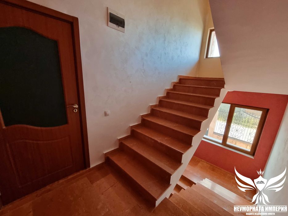 Триетажна къща 448РЗП с 410кв.м. двор в село Чешнегирово, общ.Садово