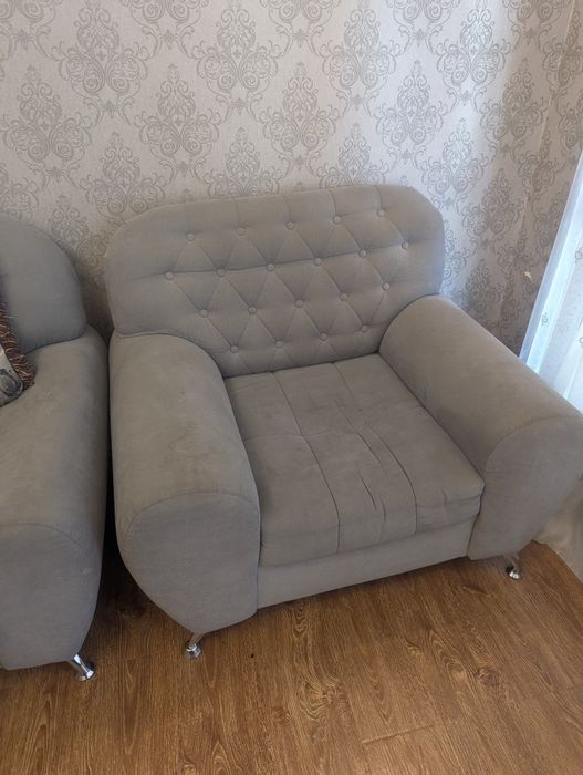 Диван и два кресла.