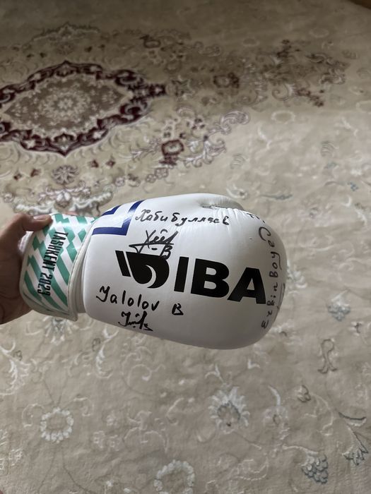 Бокс перчатка original IBA автограф блан