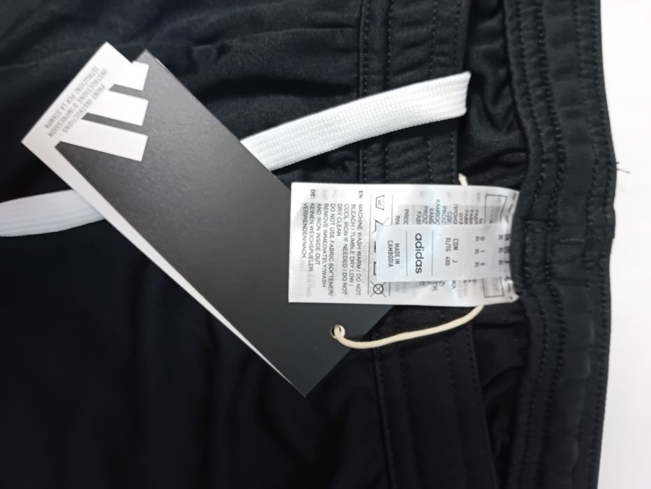 Vând pantaloni scurti