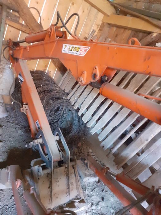 Mașină de săpat sau încărcat gunoi