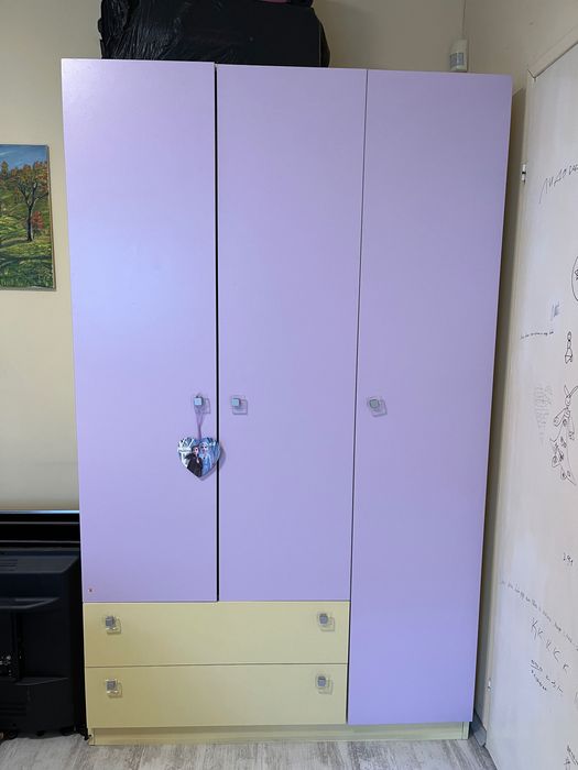 Гардероб за спалня или детска.