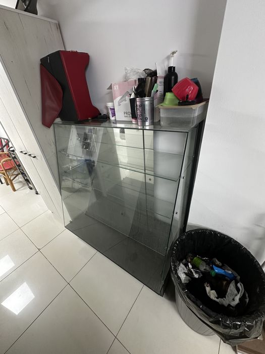 Продам стеклянную витрину