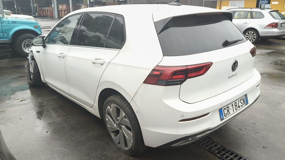 Vând piese auto Volkswagen Golf 8 2.0 tdi 150 cp an de fabricație 2023