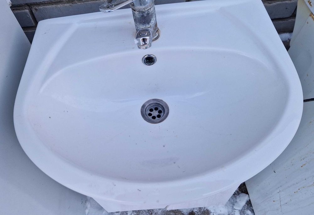 Продам раковину с тумбой