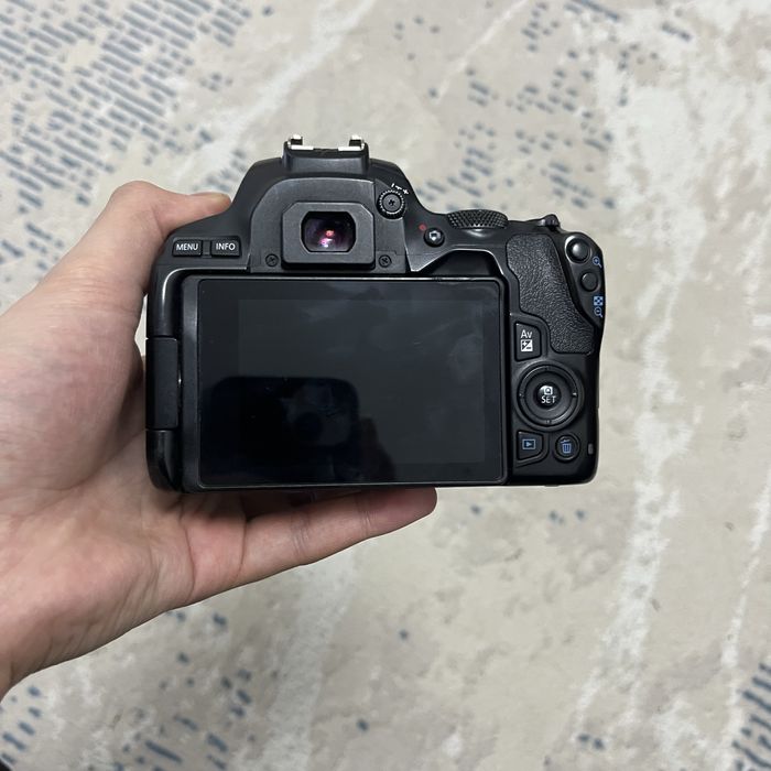 Фотоаппарат Canon 250d