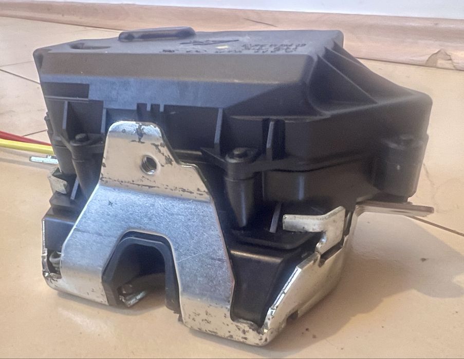 Заключващ механизъм за багажник на Мерцедес Е Class/ML- (5 врата)