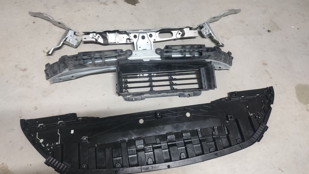 Bara fata , ochelari faruri, traversa , trager , volet Dacia jogger