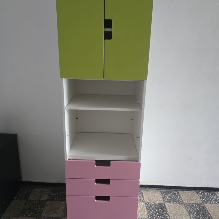Dulap cu 3 sertare si rafturi.
