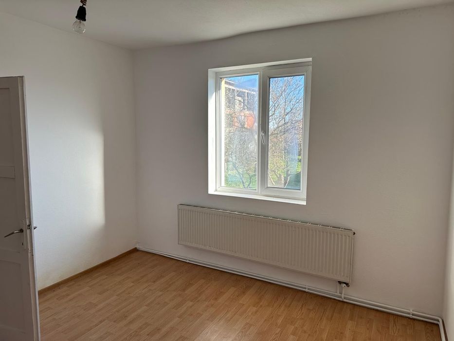 proprietar, vând casă pe stradă liniștită