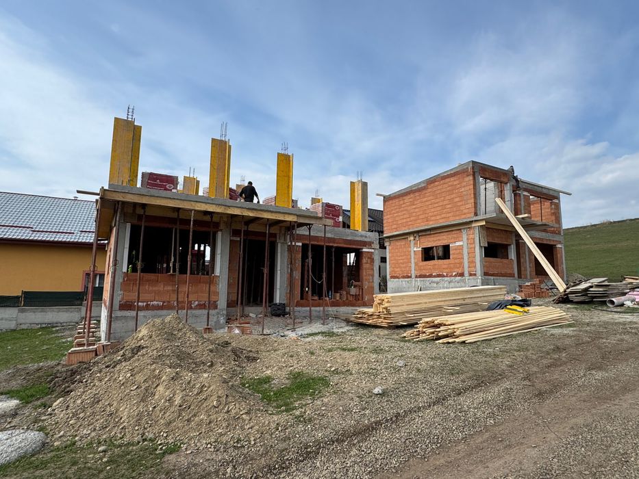 De vanzare - Case la ROSU sau la CHEIE