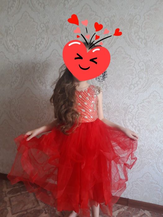 Белые и красные бальные платья размер 134-136 состояние идеальное