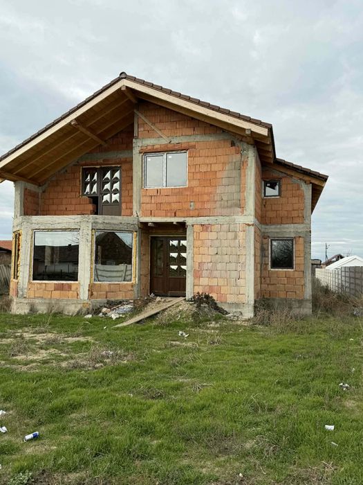 Casă De Vânzare       ..