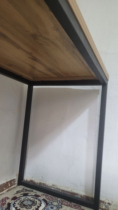 Современный компьютерный-письменный стол в минималистичном стиле