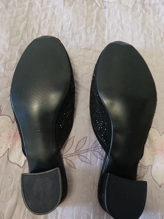 Продаются женские мюли, украшенные стразами,