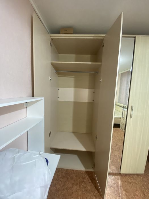 Кровать, матрас, шкаф, комод, тумбочки