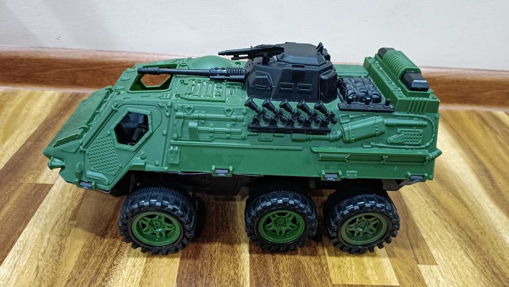 Детская игрушка БТР