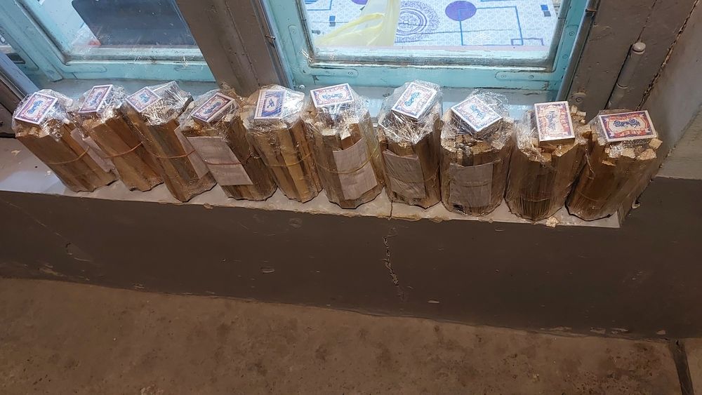 SHASHLIK kabob ho‘rrandalari uchun qo‘raga kichik o‘tinchalar bor