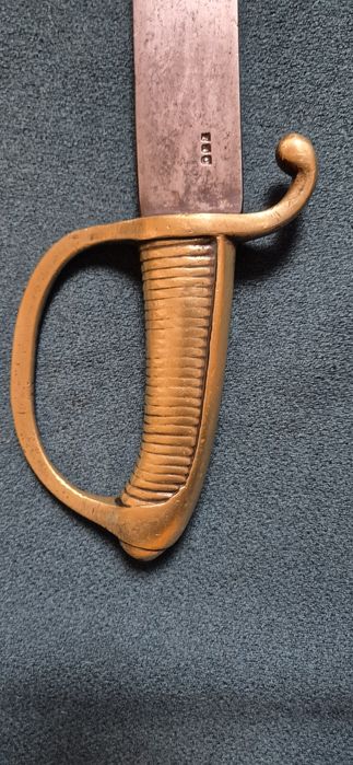 Продавам сабя , нож , щик.