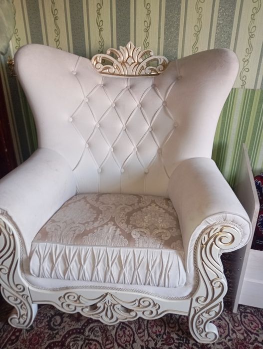 Yumshoq divan juda qulay Karta 1 kishilik.