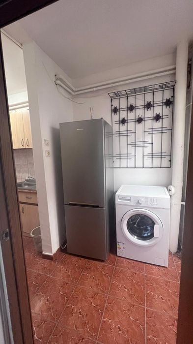 Inchiriez garsoniera decomandata cu centrala  proprie si aer conditionat