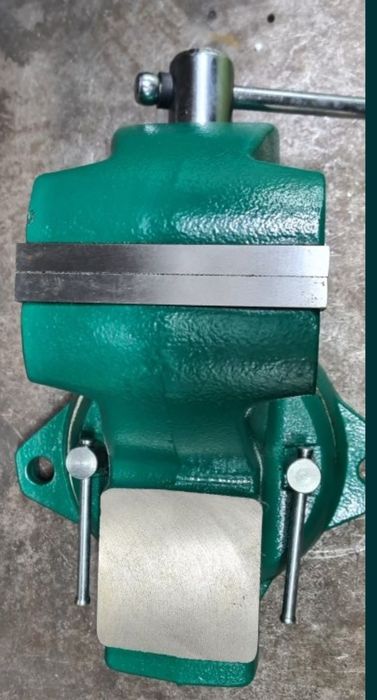 Тиски слесарные.
