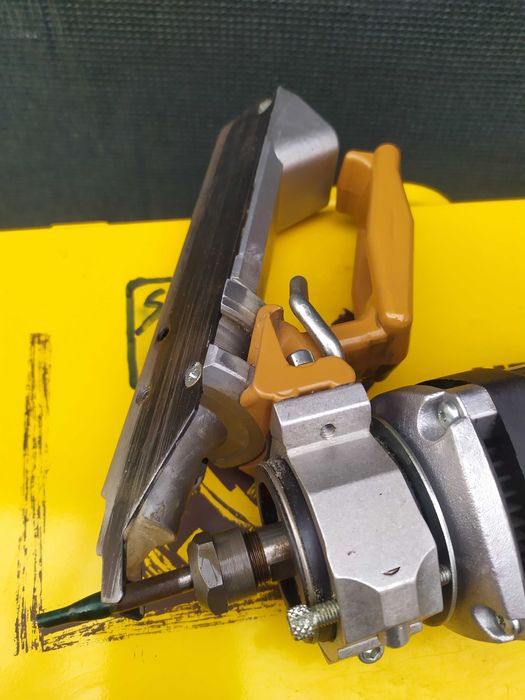 Оберфреза за канали за уплътнения на дограма , врати ,мебели и др.