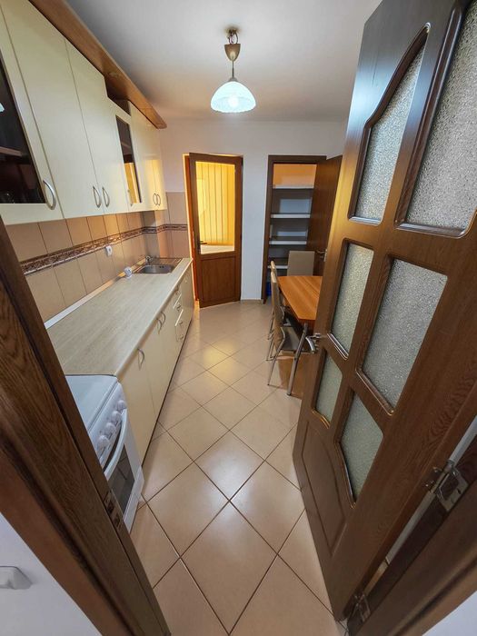 Vând apartament 3 camere decomandat (cu garaj și loc de parcare)