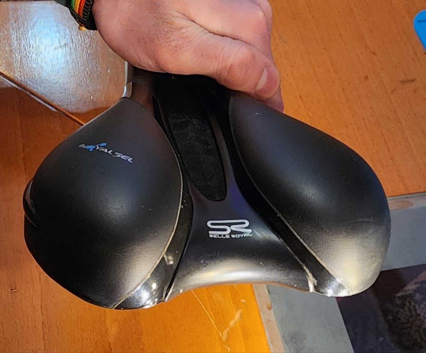 Велосипедна седалка с прорез за вентилация – удобна за топло време