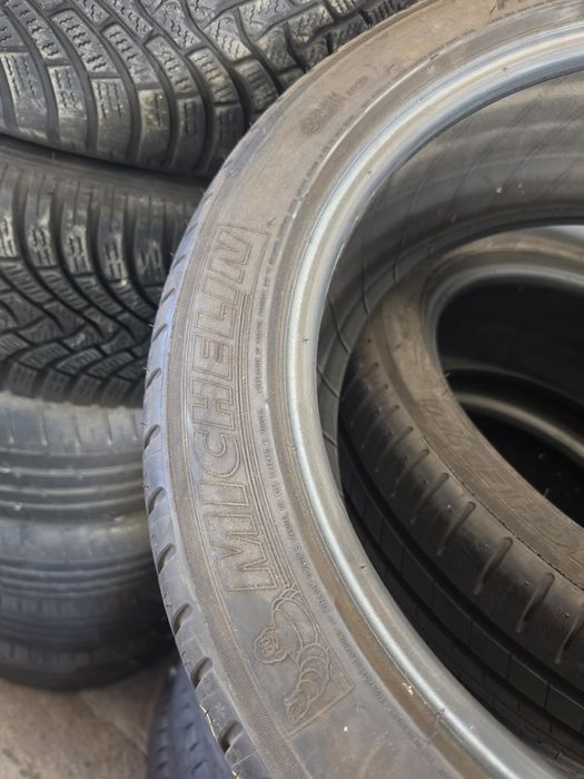 2 Броя 235/45/18 Michelin 6,8mm